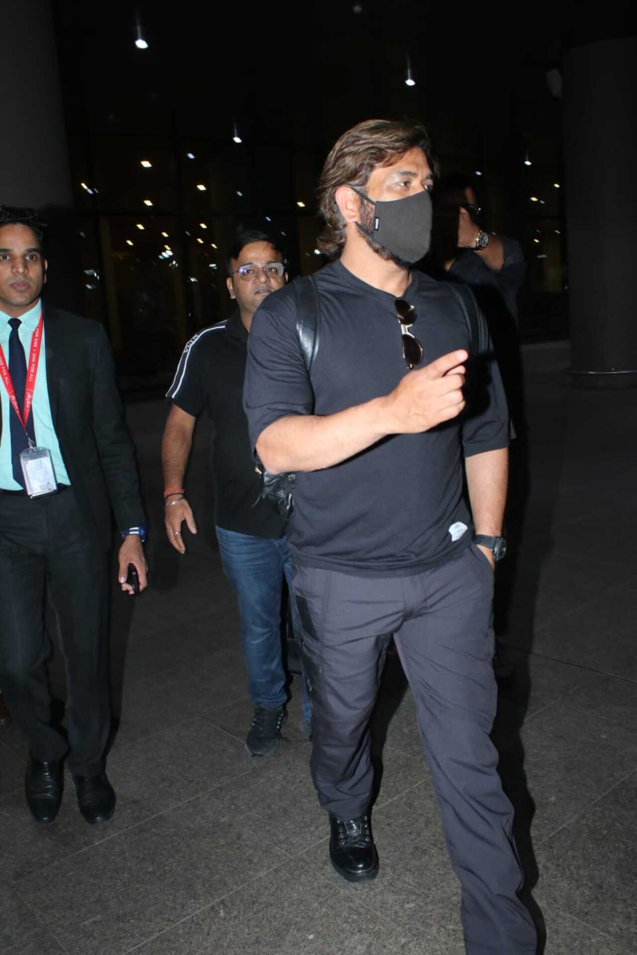 Captain cool MS Dhoni was spotted at the airport